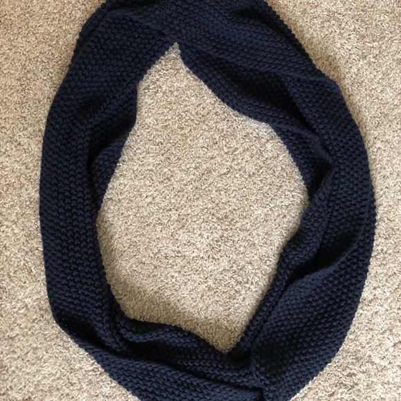 GAP scarf used only one once - Picture 2 of 4